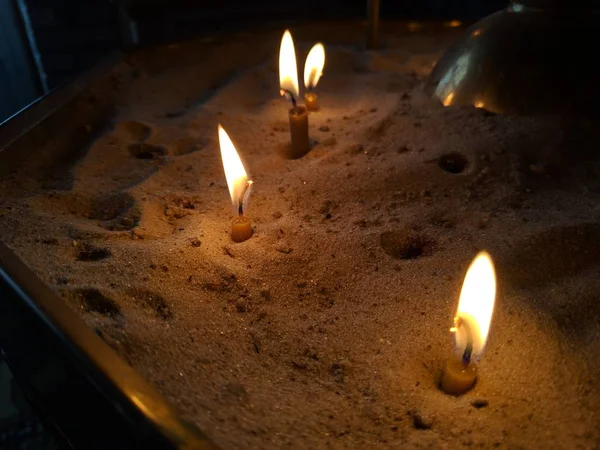 yanan candlescandles kuma yanıyor
