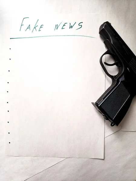 在一张纸上写 假新闻 纸上的血 假新闻 一把枪写在一张纸上 写着血 — 图库照片