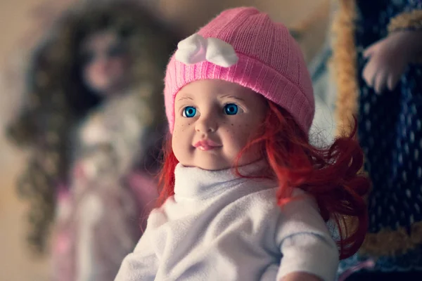美しい帽子とドレス 美しい人形美人顔の女の子の女の子 — ストック写真