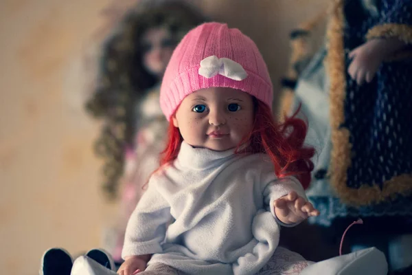 美しい帽子とドレス 美しい人形美人顔の女の子の女の子 — ストック写真
