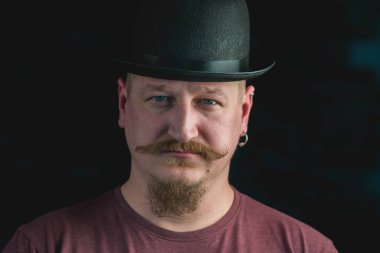 bir vintage şapka, güzel bıyık ve sakal bıyıklı bir adam portresi,