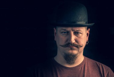 bir vintage şapka, güzel bıyık ve sakal bıyıklı bir adam portresi,