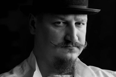 bir vintage şapka, güzel bıyık ve sakal bıyıklı bir adam portresi,