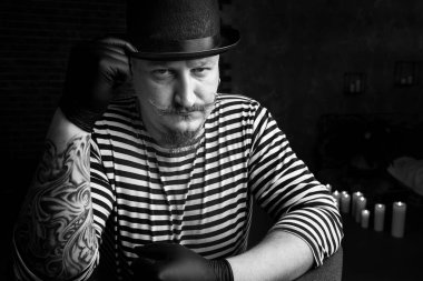 bir vintage şapka, güzel bıyık ve sakal bıyıklı bir adam portresi,