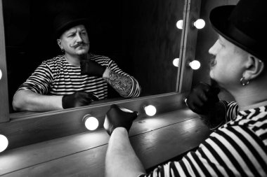 yansıma ayna erkekte bıyık ve sakal ile şapkalı bir adam portresi