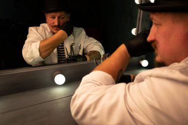 yansıma ayna erkekte bıyık ve sakal ile şapkalı bir adam portresi