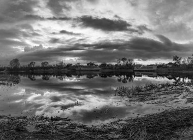 siyah beyaz manzara, Bahar, bulutlar gökyüzünde ve orman