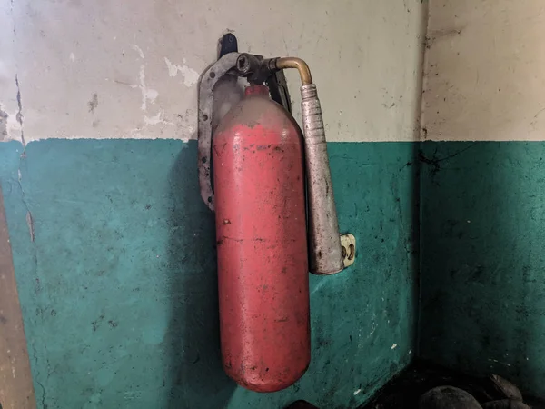 Старий Червоний Вогнегасник Стіні Пожежа Безпека Пожежогасіння Майстерня — стокове фото