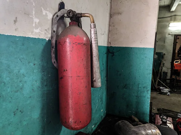 Старий Червоний Вогнегасник Стіні Пожежа Безпека Пожежогасіння Майстерня — стокове фото