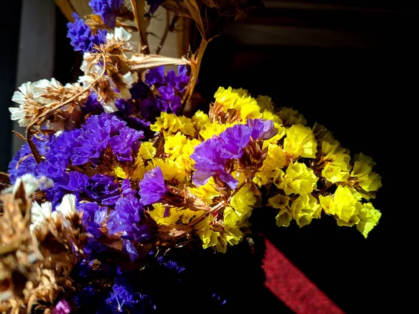 Jasny Bukiet Kwiatów Żółte Niebieskie Kwiaty Czarnym Tle — Zdjęcie stockowe