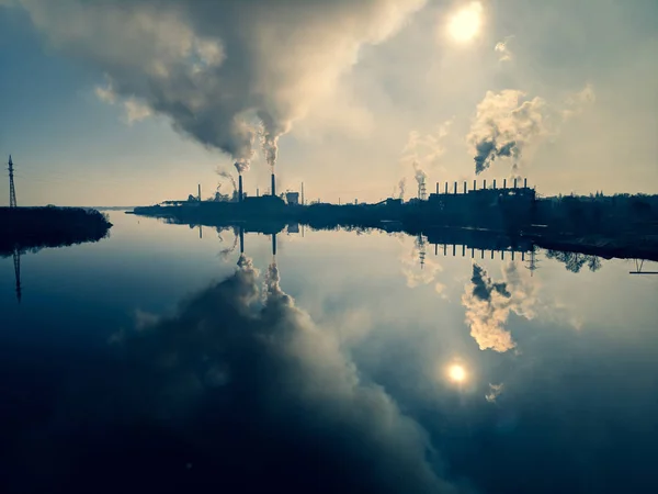 Fabrika Bacaları Duman Yansıma Emisyon Sorunları Ekoloji Ile Manzara — Stok fotoğraf