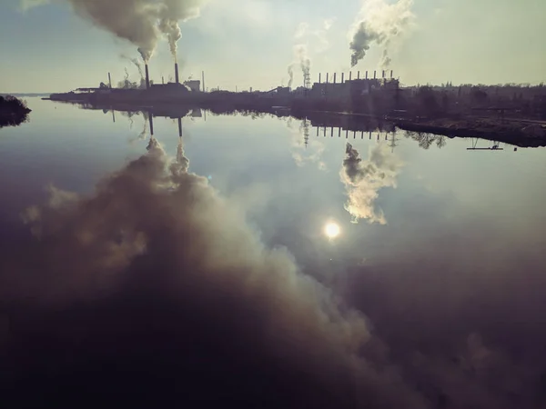 Fabrika Bacaları Duman Yansıma Emisyon Sorunları Ekoloji Ile Manzara — Stok fotoğraf