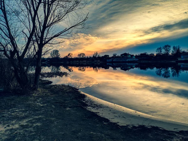 Дуже Красивий Захід Сонця Річці Хмари Відображені Воді Барвистий Вечірній — стокове фото