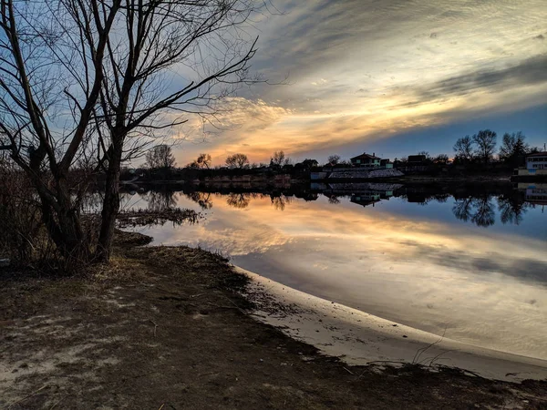 Pôr Sol Muito Bonito Rio Nuvens Refletidas Água Paisagem Noturna — Fotografia de Stock