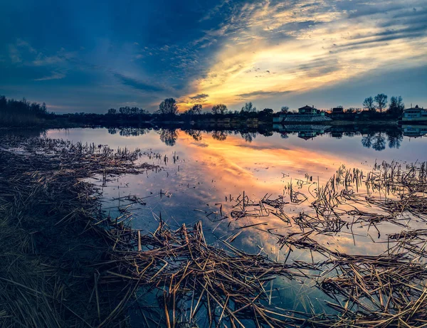 河上非常美丽的日落 水中映出的云朵 河上五颜六色的晚霞 — 图库照片