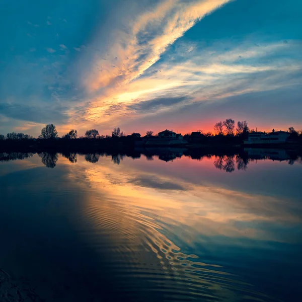 Pôr Sol Muito Bonito Rio Nuvens Refletidas Água Paisagem Noturna — Fotografia de Stock