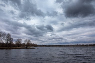 su ve kıyı, bulutlu gökyüzü, fırtına önce Manzara Panoraması, kötü hava