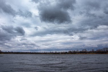 su ve kıyı, bulutlu gökyüzü, fırtına önce Manzara Panoraması, kötü hava