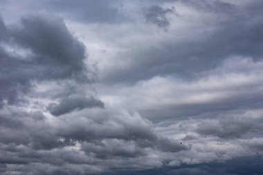 Fırtınadan önce dramatik karanlık bulutlu gökyüzü 