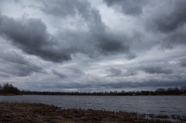 su ve kıyı, bulutlu gökyüzü, fırtına önce Manzara Panoraması, kötü hava
