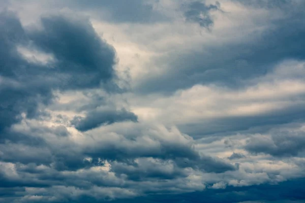 Dramático Céu Nublado Escuro Antes Tempestade — Fotografia de Stock