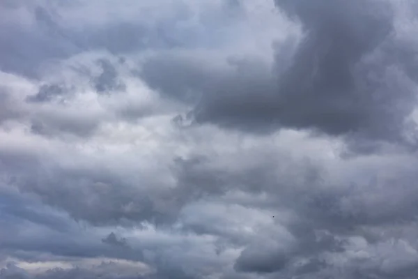Fırtınadan önce dramatik karanlık bulutlu gökyüzü 