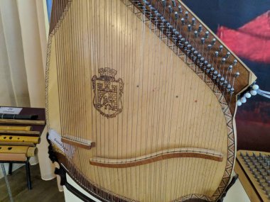 dize müzik aleti Bandura, olağandışı gitar