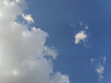 güzel beyaz bulutlar mavi gökyüzü karşı