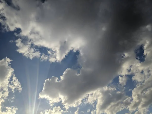Schöne Weiße Wolken Gegen Blauen Himmel — Stockfoto