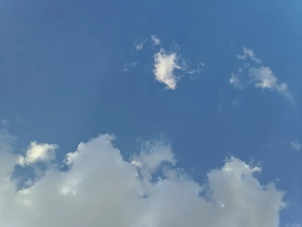Красивые Белые Облака Против Голубого Неба — стоковое фото