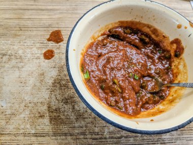 Lezzetli baharatlı domates sosu, çekim görünümü