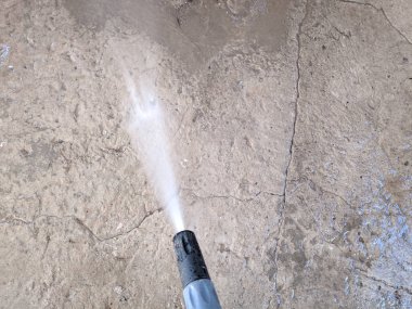 kişi bir sulama olabilir su dökme, yıkama ve sulama, hortum sulama