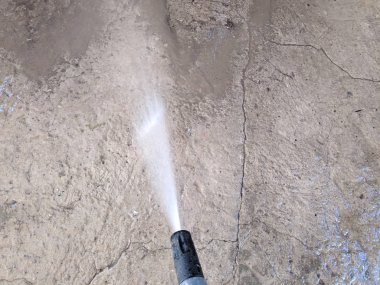 kişi bir sulama olabilir su dökme, yıkama ve sulama, hortum sulama