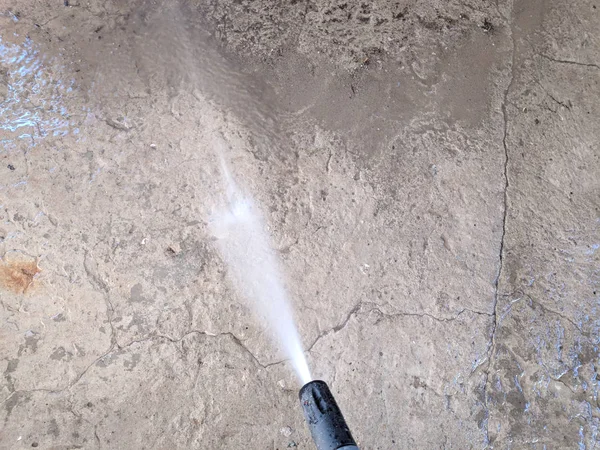 Persona Que Vierte Agua Una Regadera Lavado Riego Regando Manguera — Foto de Stock