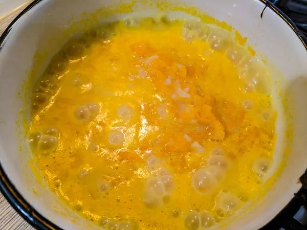 黄色いお粥カボチャのお粥を調理 — ストック写真