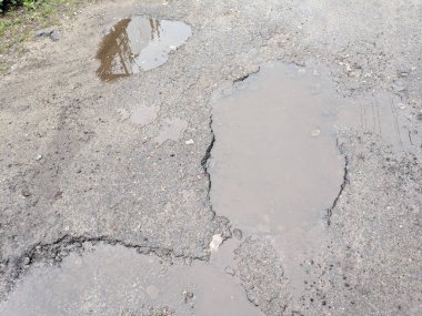 şiddetli yağmurdan sonra kaldırımda su birikintileri