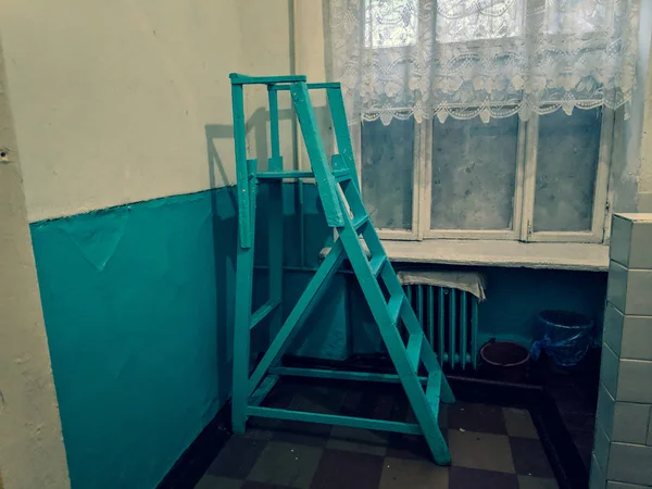 大きな青い木製の階段屋内 — ストック写真