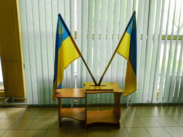 Флаги Украины Столе Избирательном Центре — стоковое фото