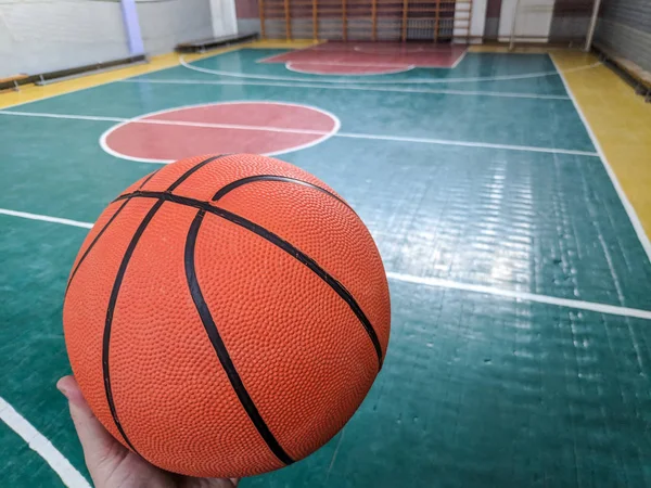 バスケット ボール バスケットボールコートハンドホールディングボール — ストック写真