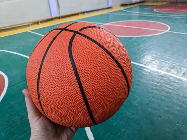 Basket Basketplan Hand Hålla Bollen — Stockfoto