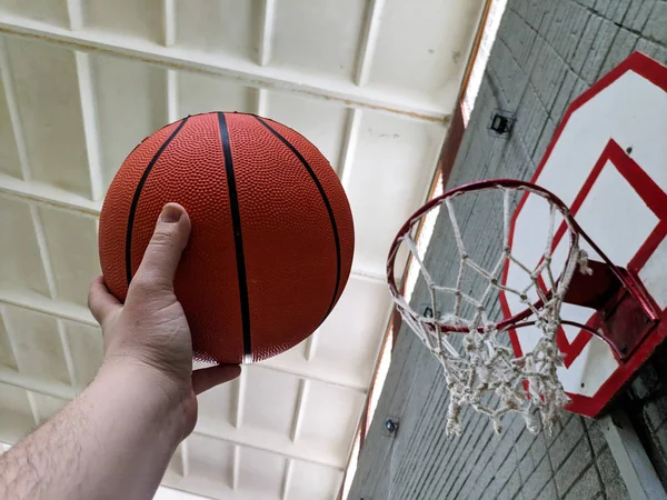 バスケット ボール バスケットボールコートハンドホールディングボール — ストック写真
