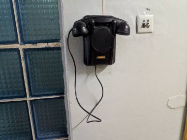 duvarda vintage siyah telefon