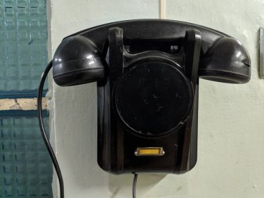 duvarda vintage siyah telefon