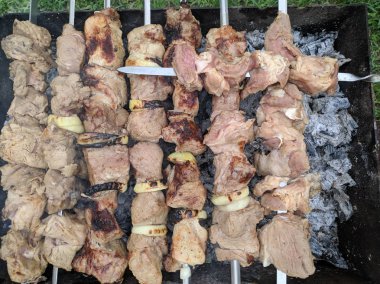 yangında lezzetli et, ateşte şişler, ızgara et, kömür de pişirme