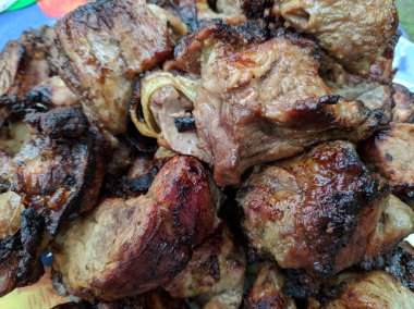 ateşte lezzetli et, tabakta şiş kebap, ızgara et