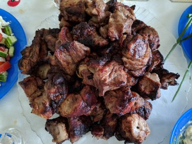 ateşte lezzetli et, tabakta şiş kebap, ızgara et