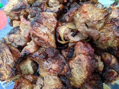 ateşte lezzetli et, tabakta şiş kebap, ızgara et