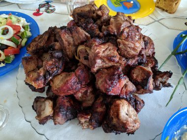 ateşte lezzetli et, tabakta şiş kebap, ızgara et