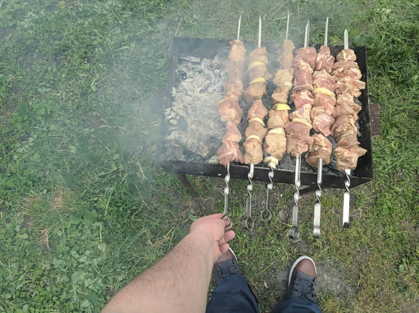 火の上のおいしい肉 火の串 焼き肉 炭火で調理 — ストック写真