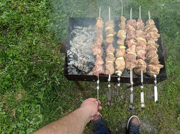 火の上のおいしい肉 火の串 焼き肉 炭火で調理 — ストック写真